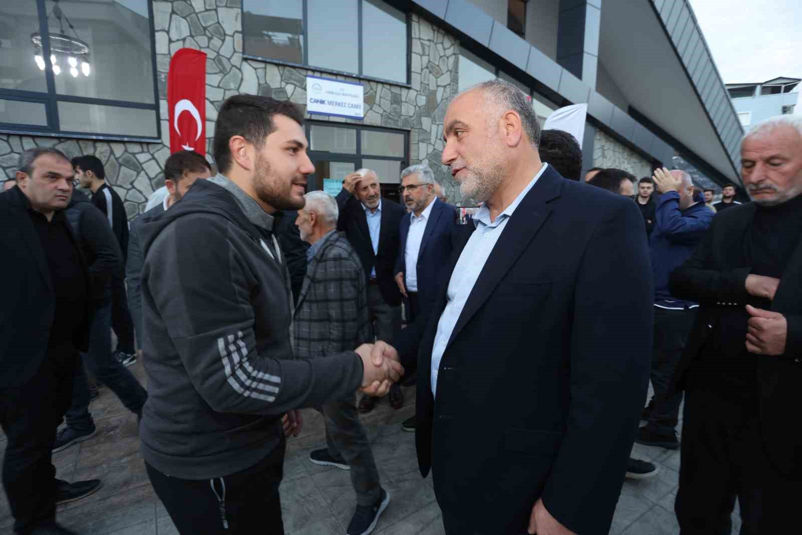 Canik'te eller Filistin için semaya kalktı