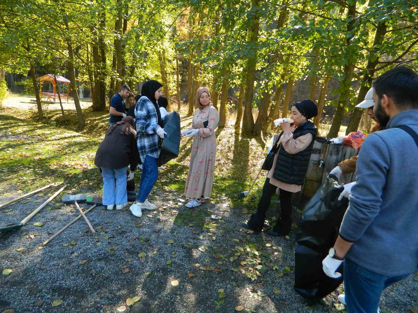 Posof&rsquo;ta gen&ccedil;lerden &ouml;rnek &ccedil;evre farkındalığı uygulaması
