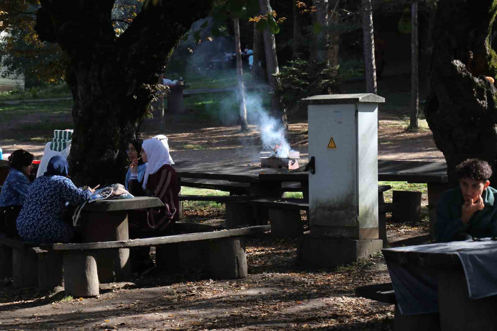 Gölcük Tabiat Parkı güneşli günde doldu taştı
