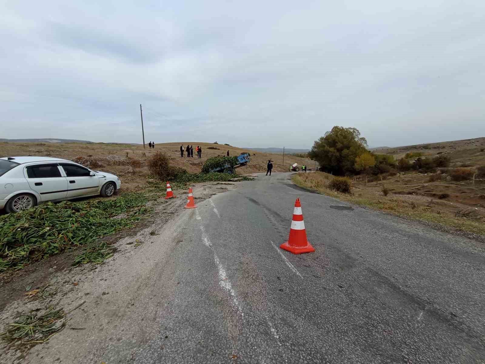 S&uuml;r&uuml;klenen trakt&ouml;rden d&uuml;şen s&uuml;r&uuml;c&uuml; hayatını kaybetti
