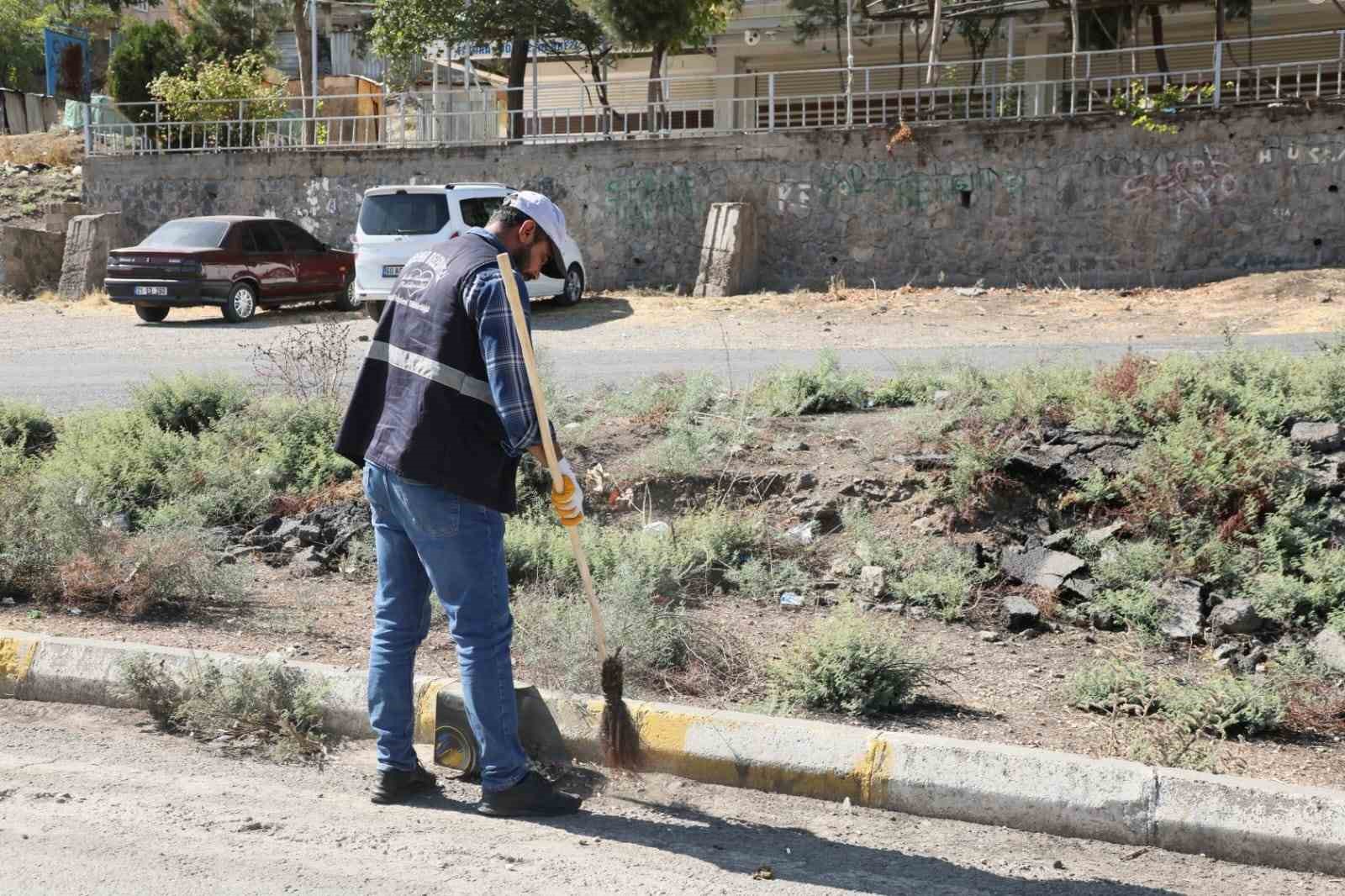 Yeniehir ilesinde temizlik almalar devam ediyor
