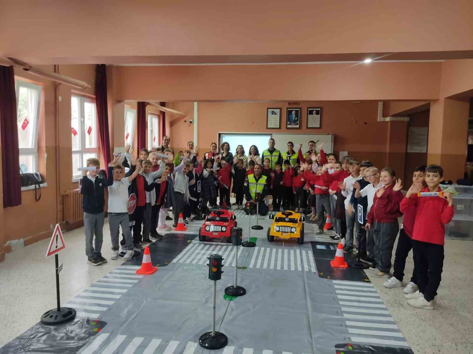 Edirne jandarmasından öğrencilere trafik eğitimi