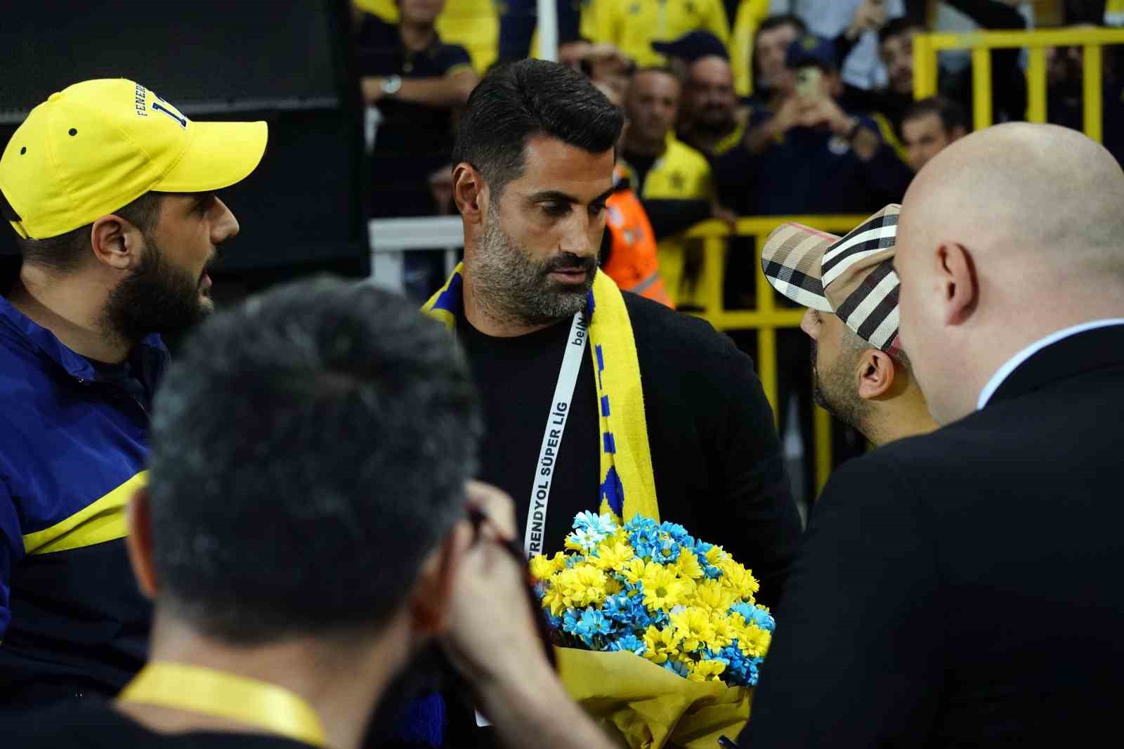 Fenerbahçe taraftarından Volkan Demirel’e sevgi seli