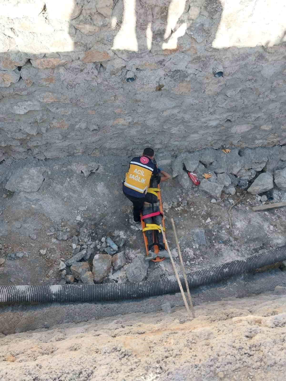 Burdur&rsquo;da dere ıslah projesinde inşaat alanına d&uuml;şen 2 iş&ccedil;i yaralandı
