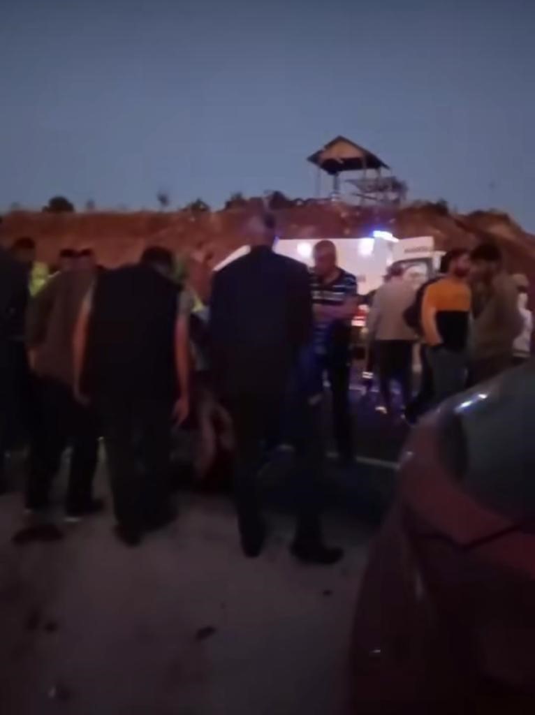 Diyarbakır&rsquo;da hafif ticari ara&ccedil; otomobille &ccedil;arpıştı: 6 yaralı 