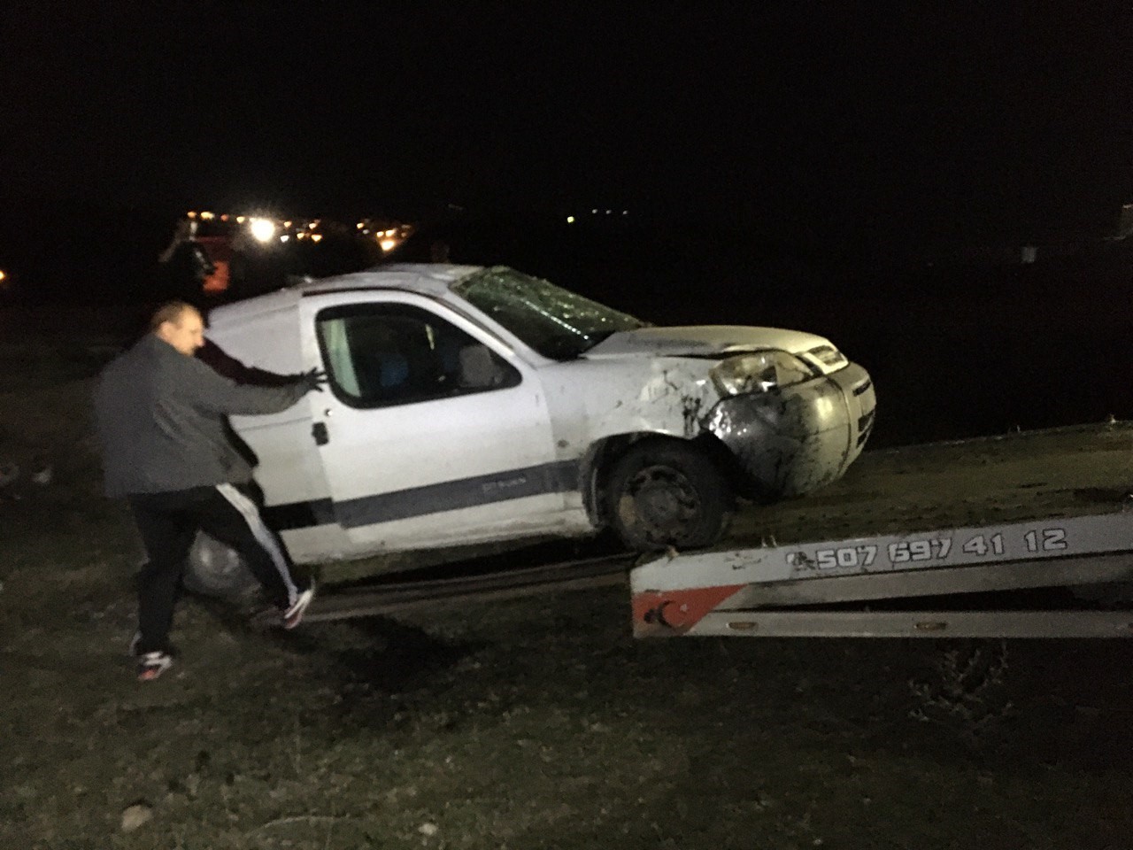 Kocaeli’nde kontrolden çıkan araç şarampole uçtu