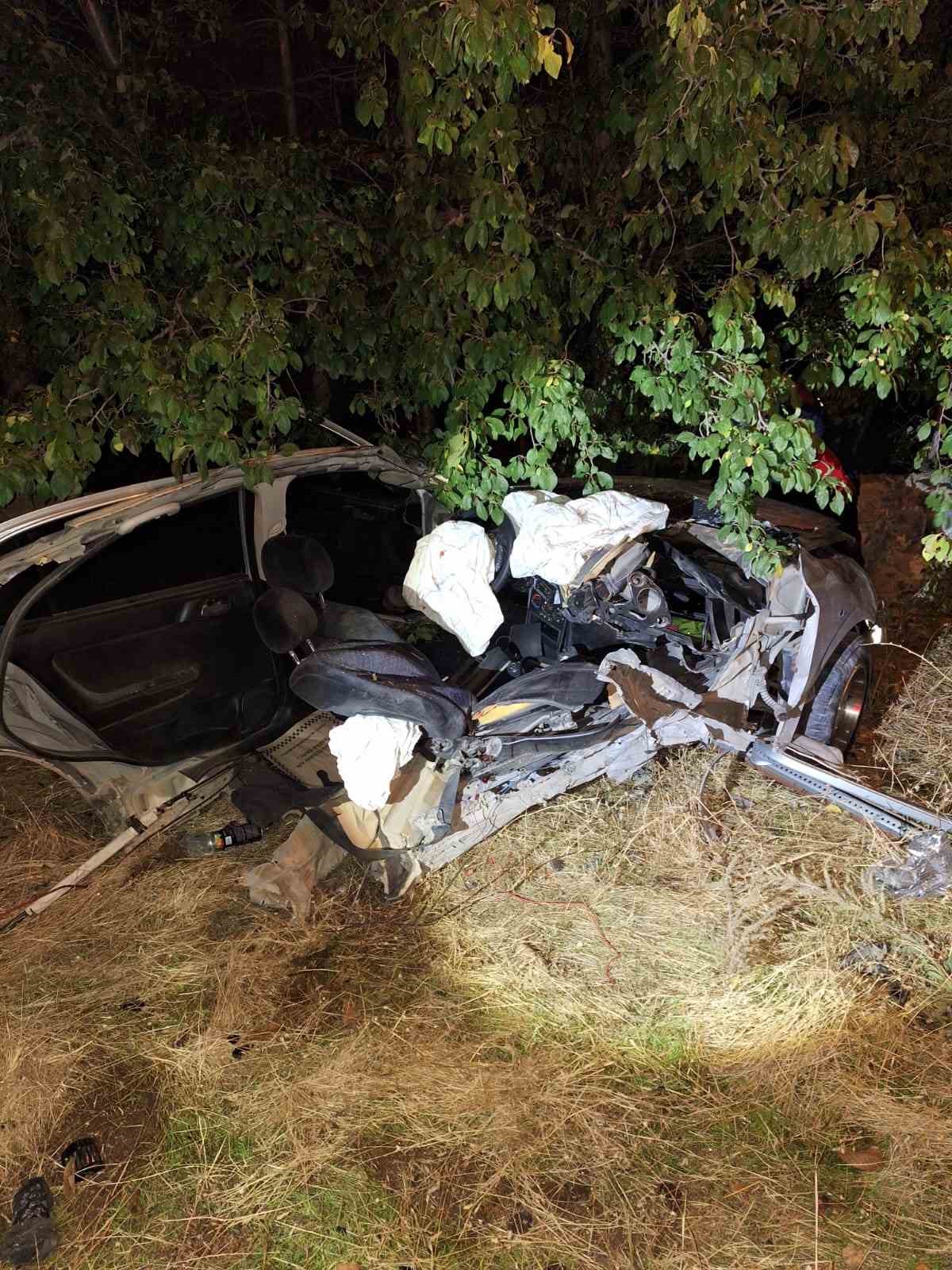 Kahramanmaraş&rsquo;ta direğe &ccedil;arpan otomobil ortadan ikiye ayrıldı: 1 &ouml;l&uuml;, 1 ağır yaralı 