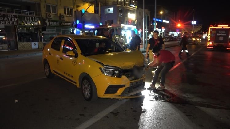 Bursa’da minibüs önce taksiye ardından yayalara çaptı: 4 yaralı