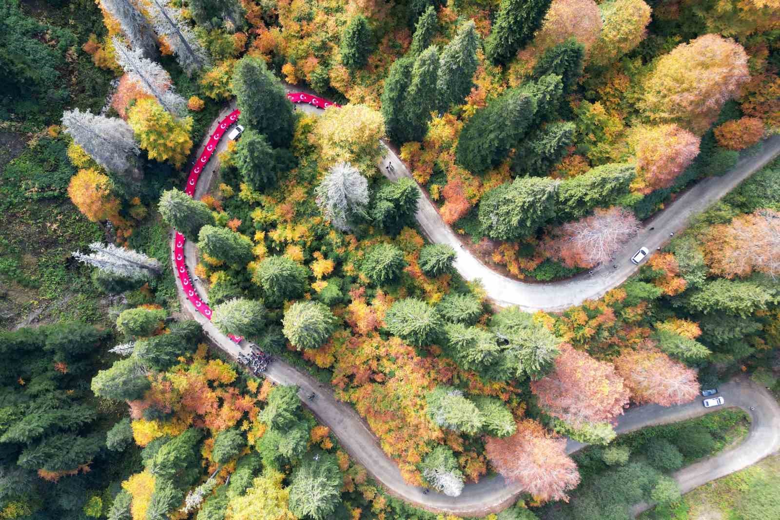 Cumhuriyetin 100. yılında 100 metrelik bayrakla Örümcek Ormanları’nda yürüdüler