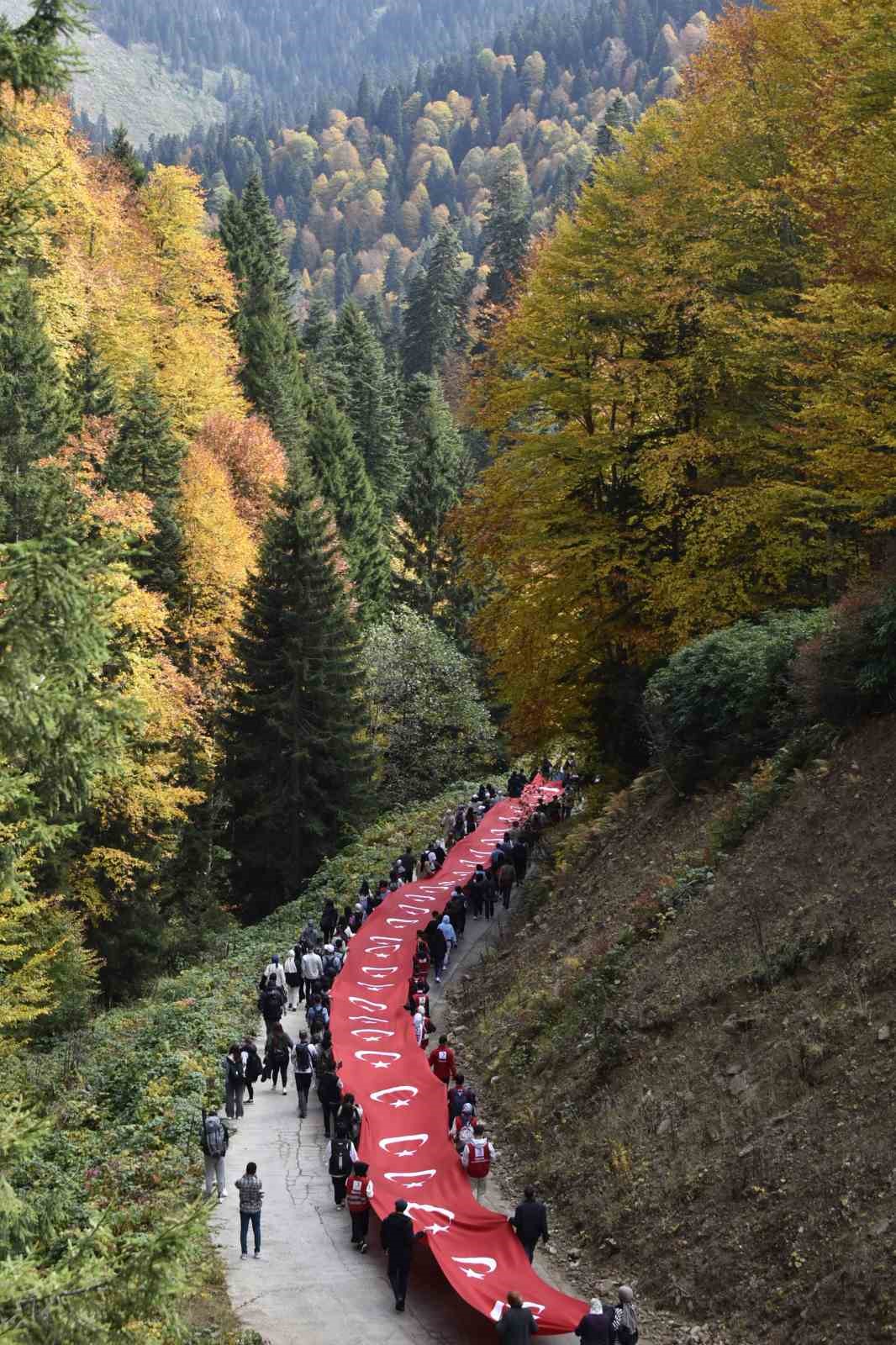Cumhuriyetin 100. yılında 100 metrelik bayrakla &Ouml;r&uuml;mcek Ormanları&rsquo;nda y&uuml;r&uuml;d&uuml;ler
