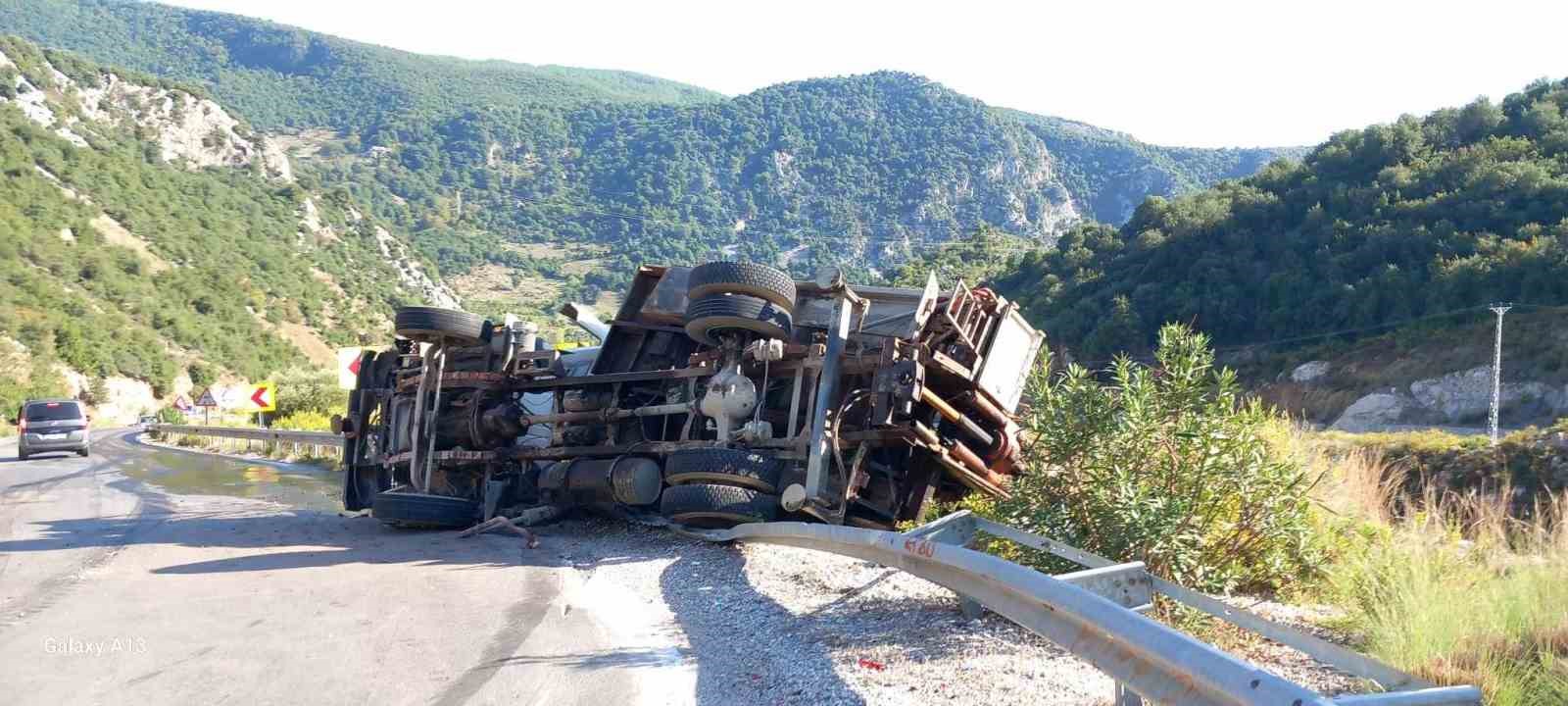 Şarampole devrilen kamyonun sürücüsü yaralandı
