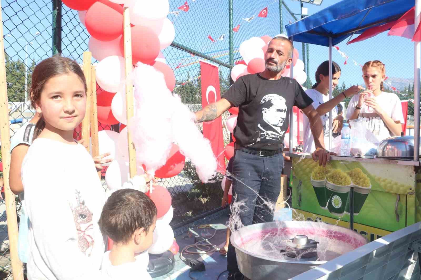 Depremzede Cumhuriyet &ccedil;ocukları, d&uuml;zenlenen etkinlikte doyasıya eğlendi
