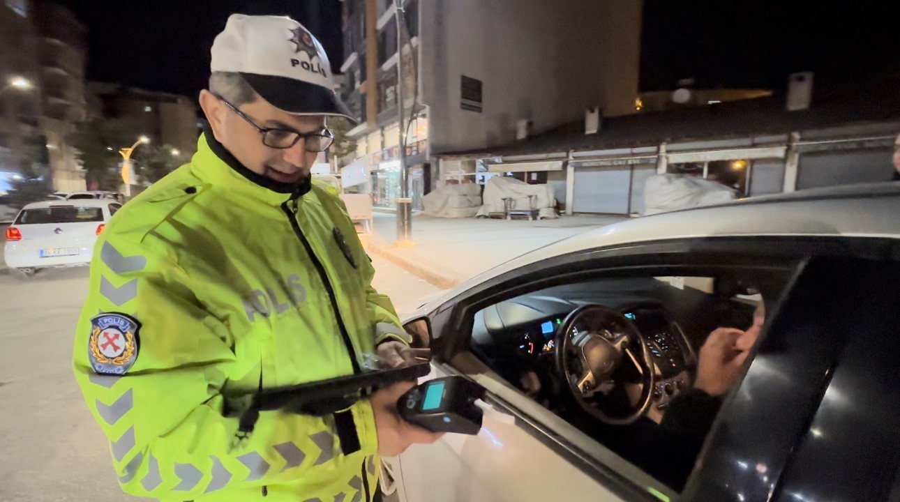 Yüksekova polisi, vatandaşın huzuru için gece gündüz alanda