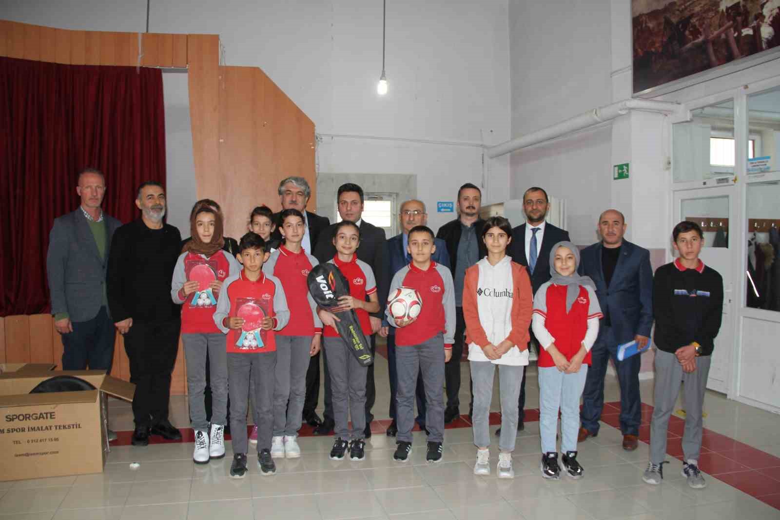 Hayırsever işadamından okullara spor malzemesi
