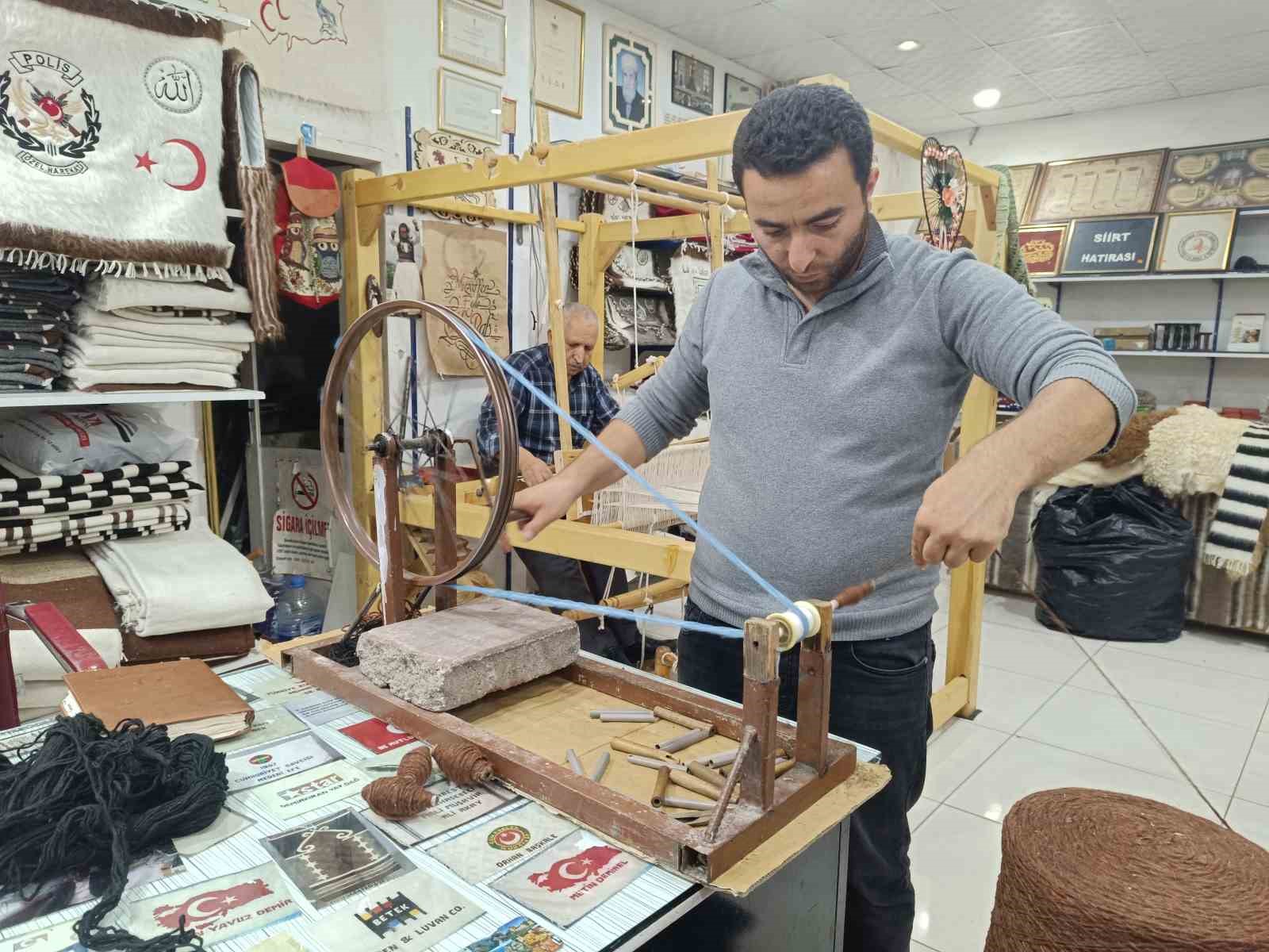 Yılda bir kere kırklanan tiftik keçisinden üretilen Siirt battaniyesine kış ilgisi