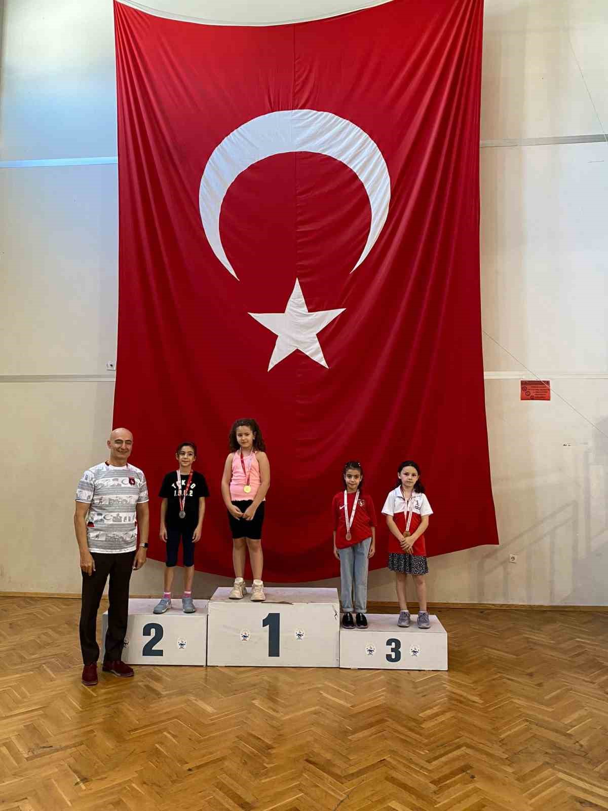 Badminton’da Bayraklı farkı!