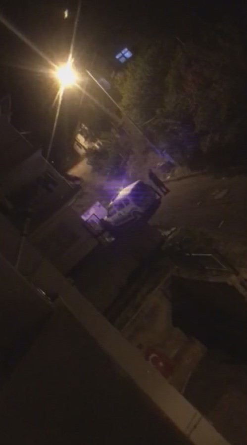 Dengesini kaybedip balkondan d&uuml;şen alkoll&uuml; şahıs kamerada
