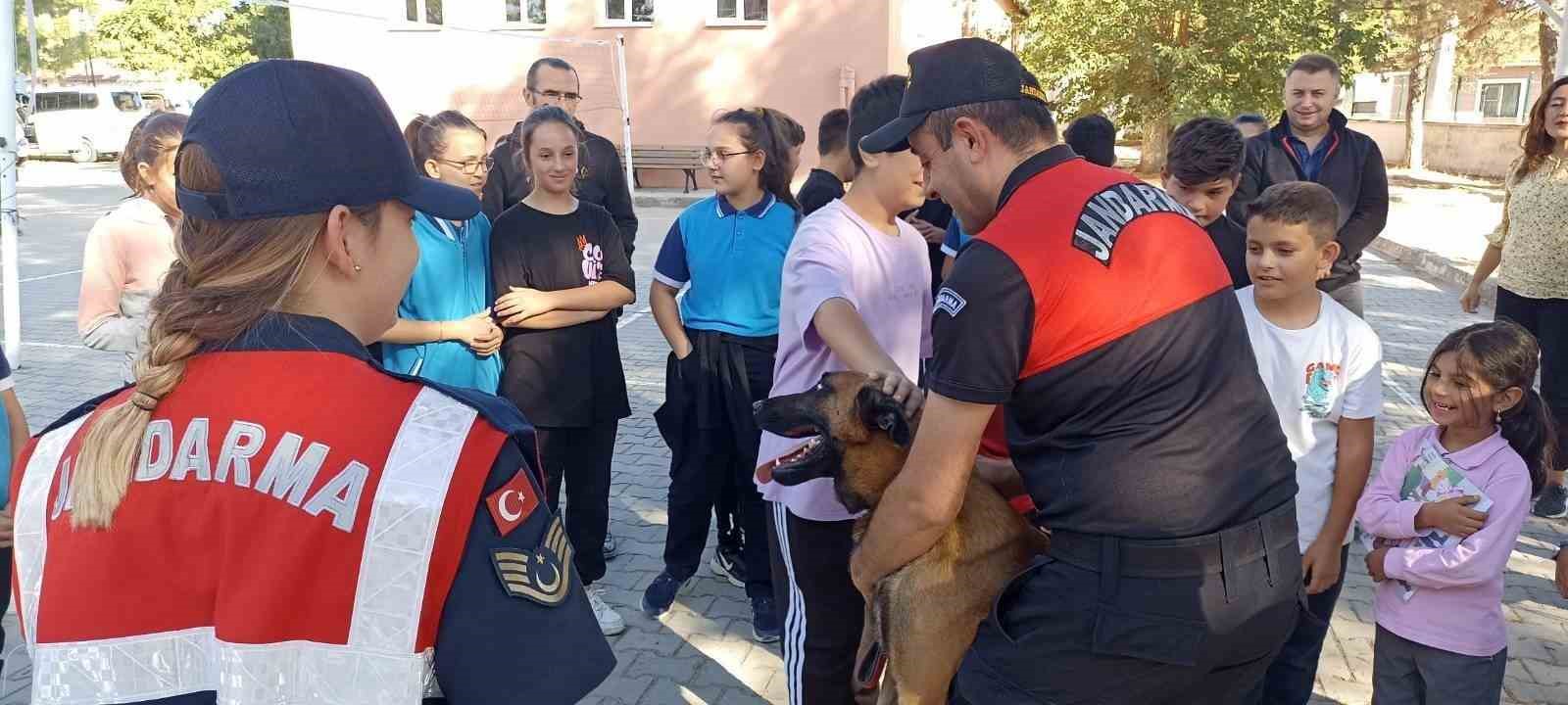 Jandarmadan öğrencilere eğitim