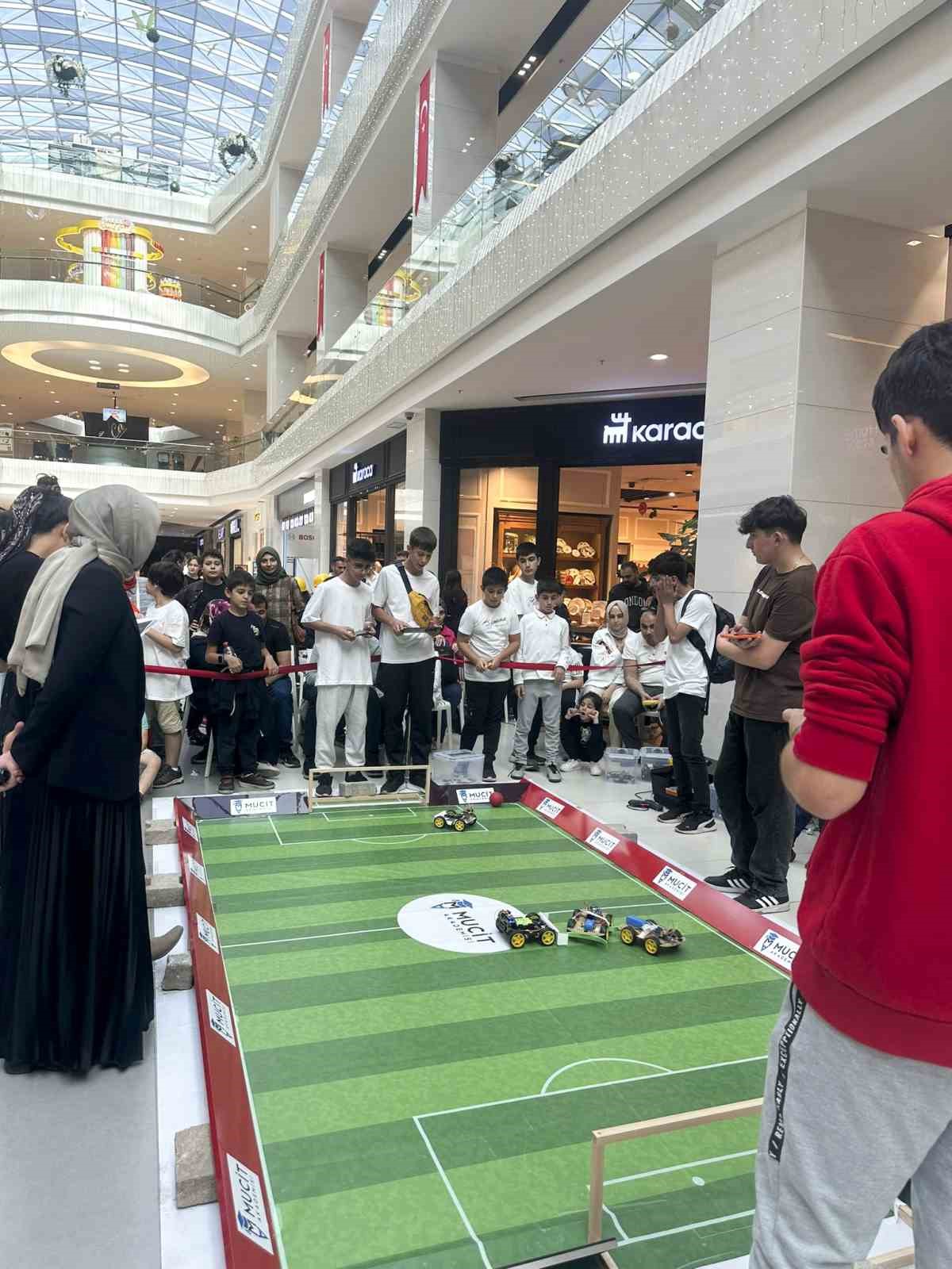 SUB&Uuml; tarafından geliştirilen İHA ve elektrikli ara&ccedil;lar robot yarışmasında sergilendi
