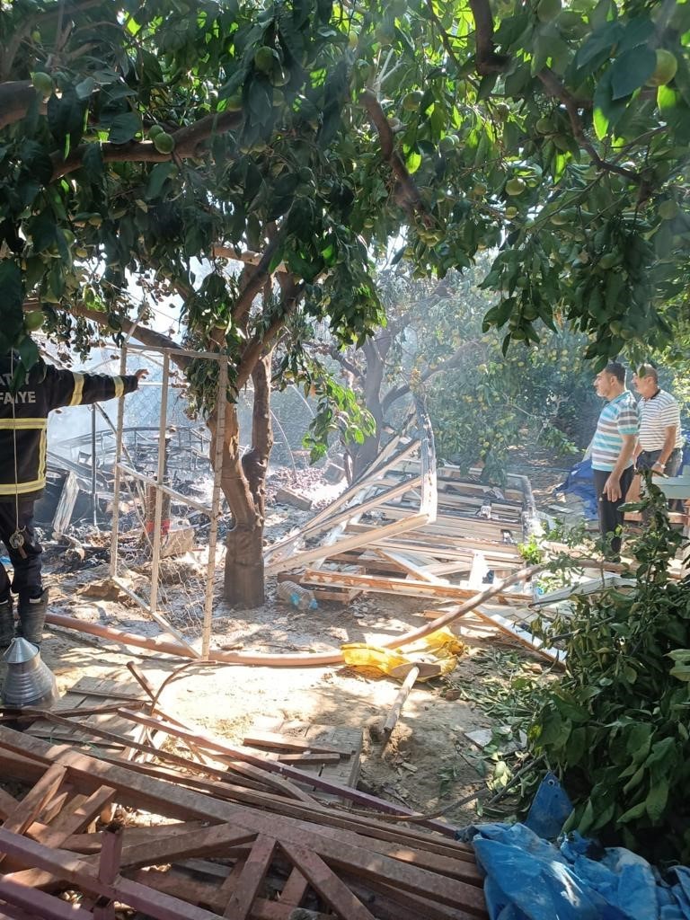 Hatay’da bir çadır yanarak kullanılamaz hale geldi