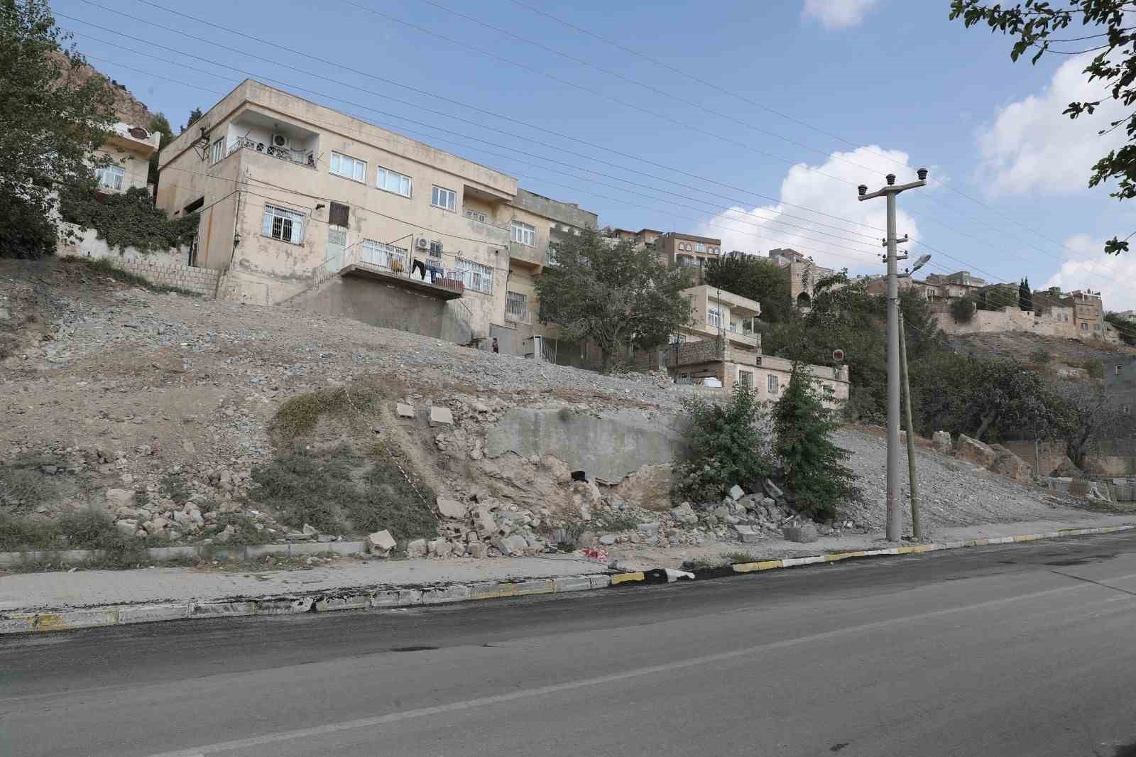 Betonarme binalar yıkılıyor tarihi Mardin gün yüzüne çıkıyor