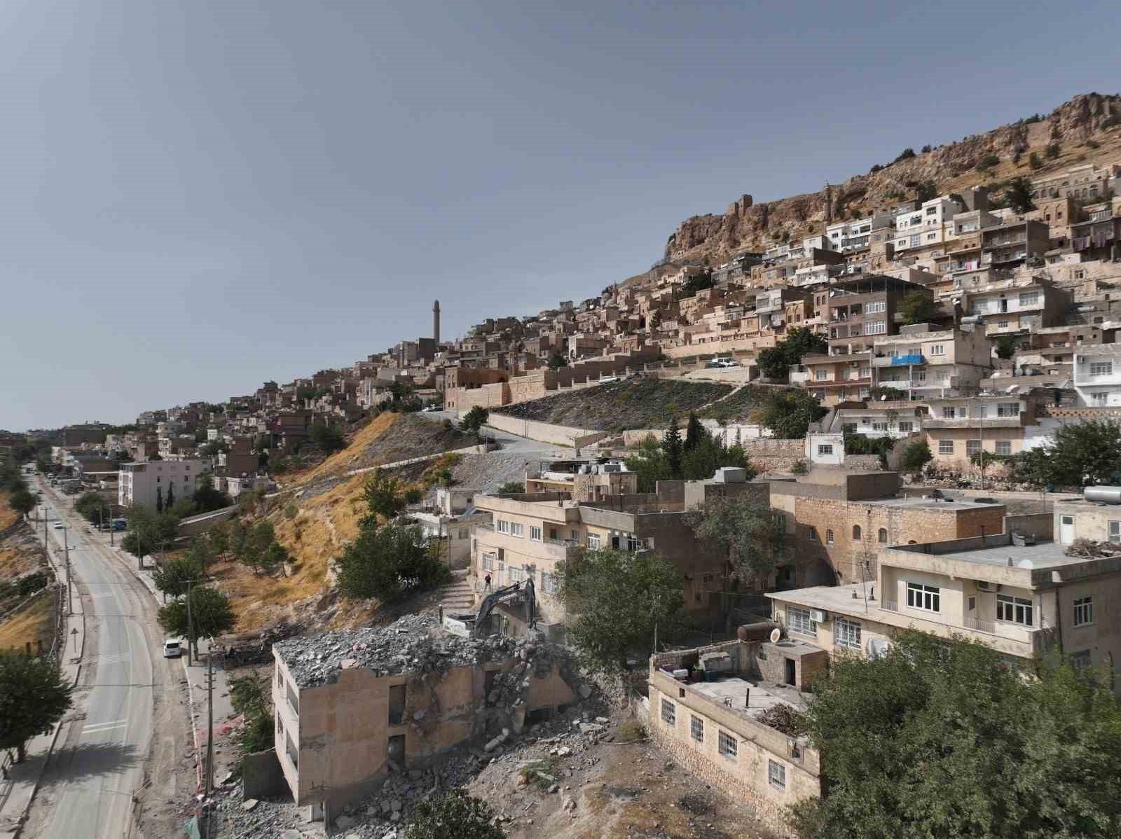 Betonarme binalar yıkılıyor tarihi Mardin g&uuml;n y&uuml;z&uuml;ne &ccedil;ıkıyor
