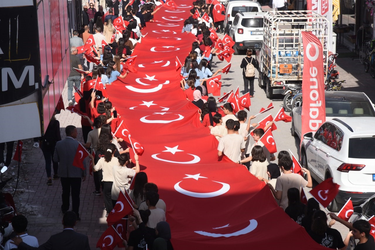 Osmaniye’de 29 Ekim Cumhuriyet Bayramı etkinlikleri 100 metrelik bayrak yürüyüşüyle başladı