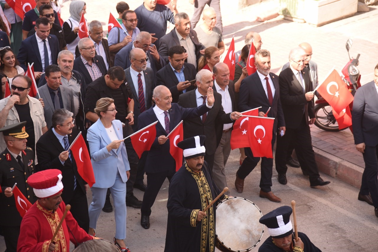 Osmaniye’de 29 Ekim Cumhuriyet Bayramı etkinlikleri 100 metrelik bayrak yürüyüşüyle başladı
