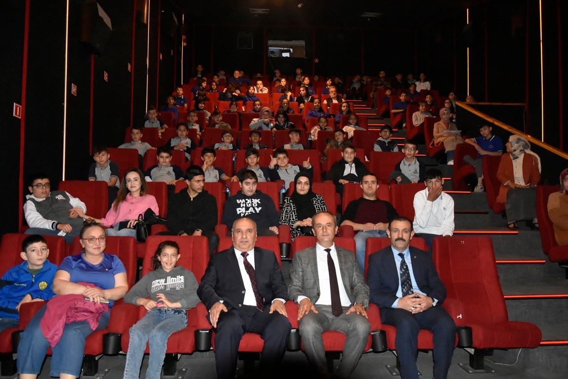 ‘100. Yılda 100 Etkinlik’ etkinliklerinde öğrencilere sinema günü