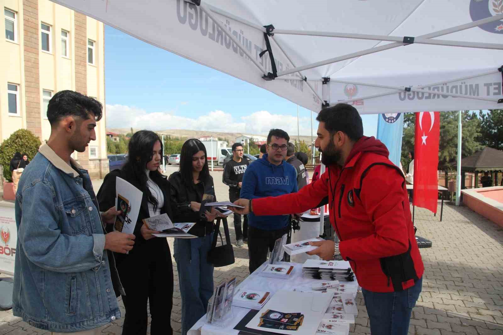 &Uuml;niversite &ouml;ğrencileri ter&ouml;rle m&uuml;cadele ve uyuşturucu hakkında bilgilendirildi
