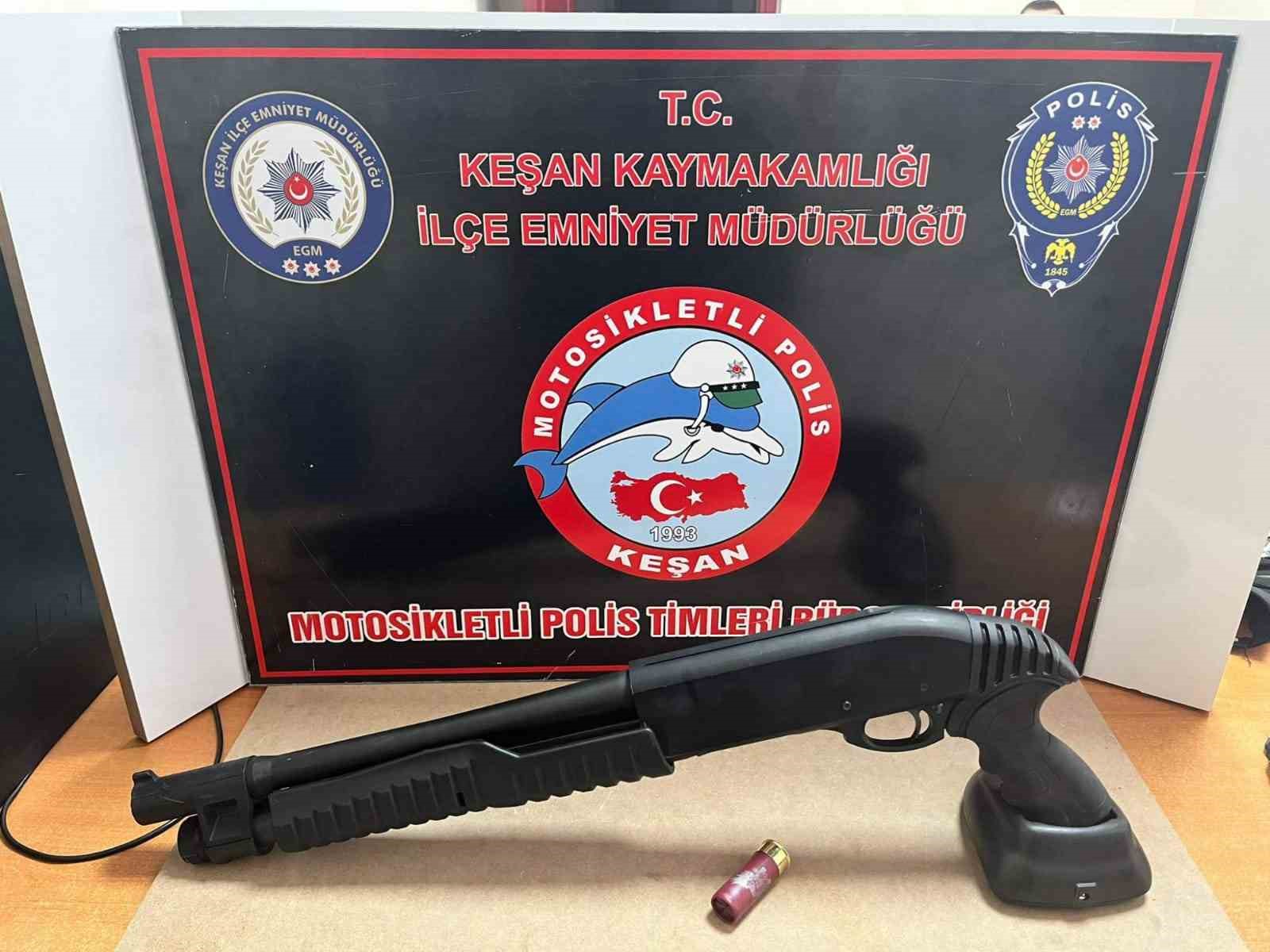 Edirne’de lastiklerine ateş açılarak durdurulan otomobildeki 2 kişi gözaltına alındı