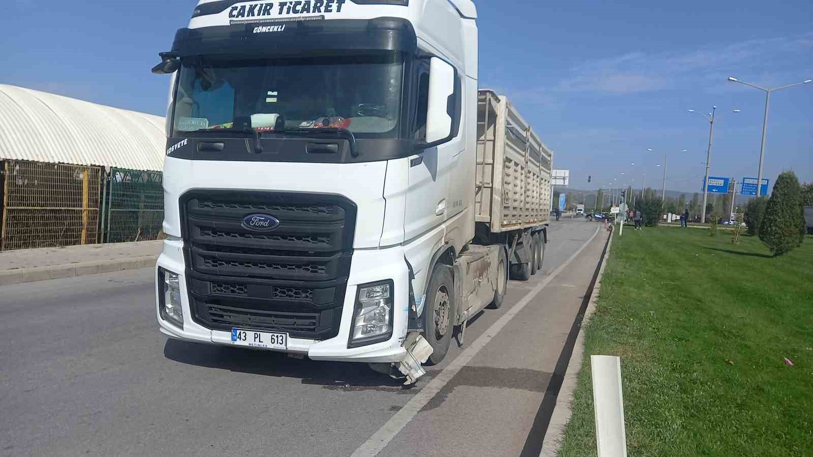 Gediz’de tır otomobili biçti, 1 ölü 1 yaralı