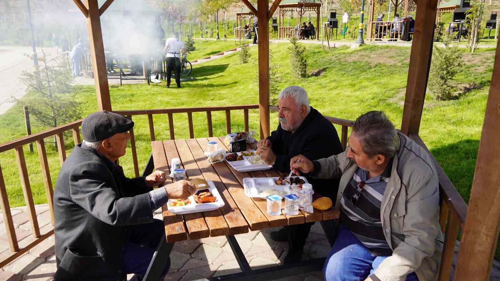 Huzurevi sakinleri K&ouml;srelik mesire alanında piknik keyfi yaptı
