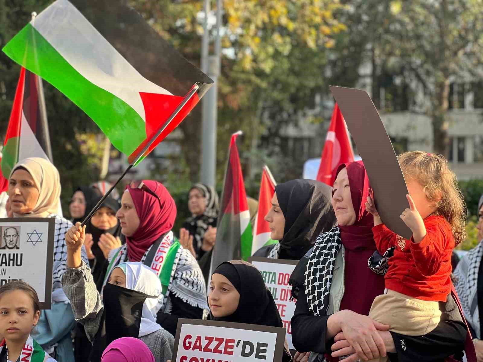 Yalova&rsquo;da kadınlar Filistin i&ccedil;in oturma eylemi yaptı
