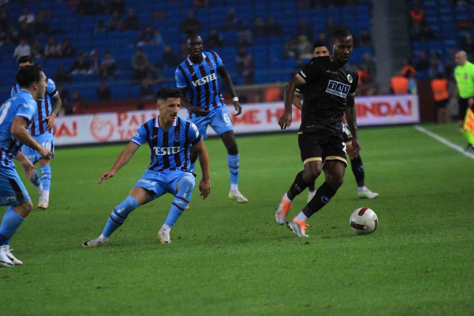 Trendyol S&uuml;per Lig: Trabzonspor: 0 - Alanyaspor: 0  (İlk yarı)
