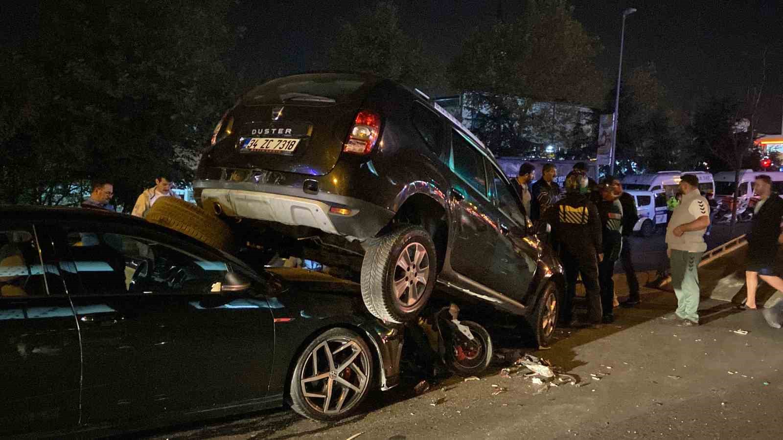 Esenyurt’ta kırmızı ışıkta bekleyen motosiklete otomobil arkadan çarptı: 1 ağır yaralı