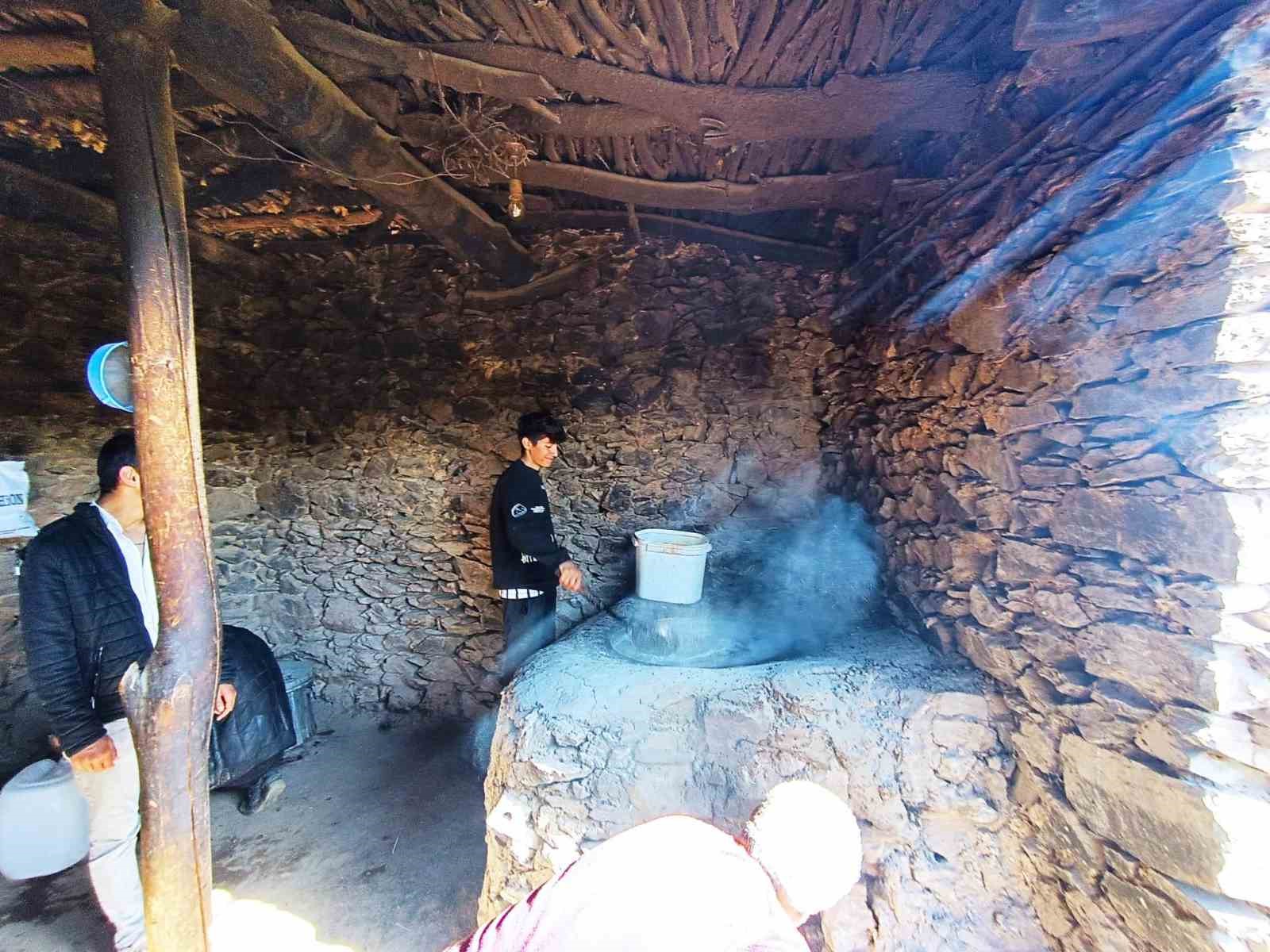 Hizan&rsquo;da &uuml;z&uuml;m pekmezinin &uuml;retimi devam ediyor
