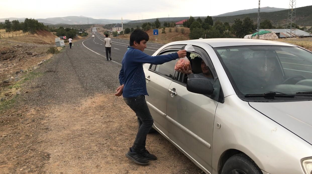 Okul har&ccedil;lıklarını &ccedil;ıkarmak i&ccedil;in yol kenarında &lsquo;alı&ccedil;&rsquo; satıyorlar
