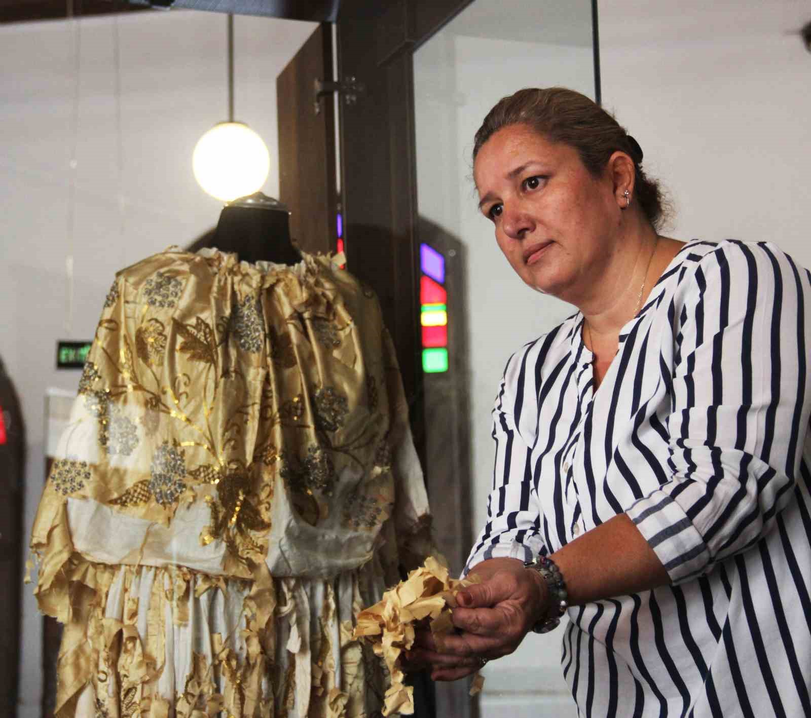 2 asırlık gelinlik, 184 yıllık binada sergileniyor