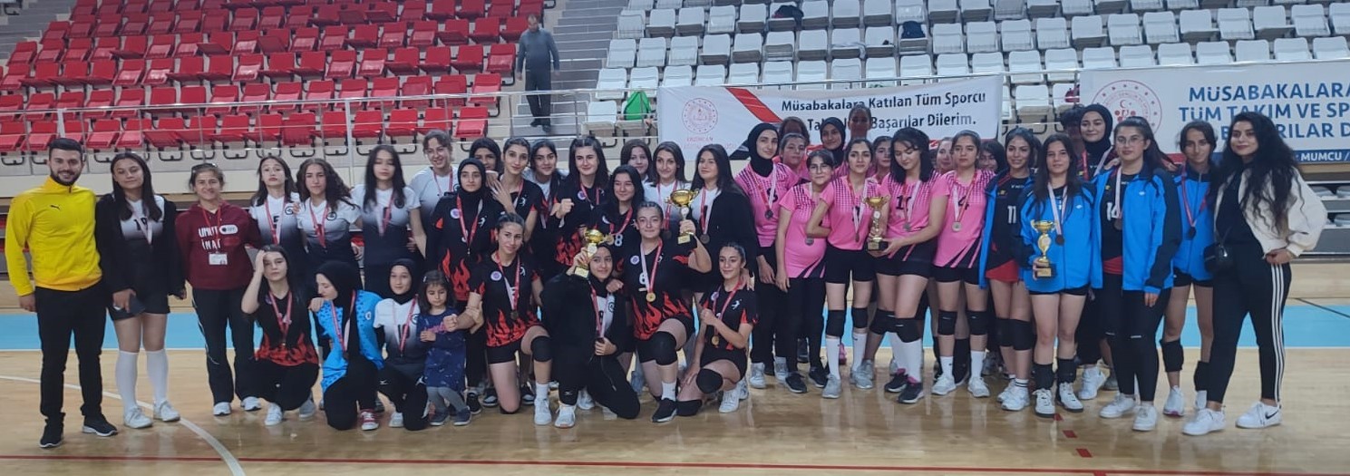 Liselerde voleybol heyecanı
