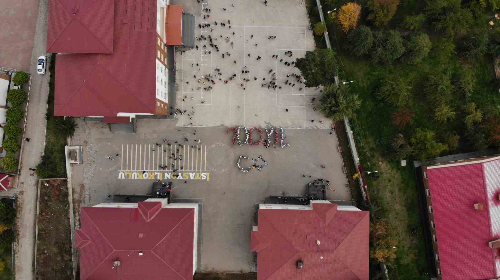 Tatvan&rsquo;da 100&rsquo;nc&uuml; yıla &ouml;zel &ouml;ğrencilerden koreografi
