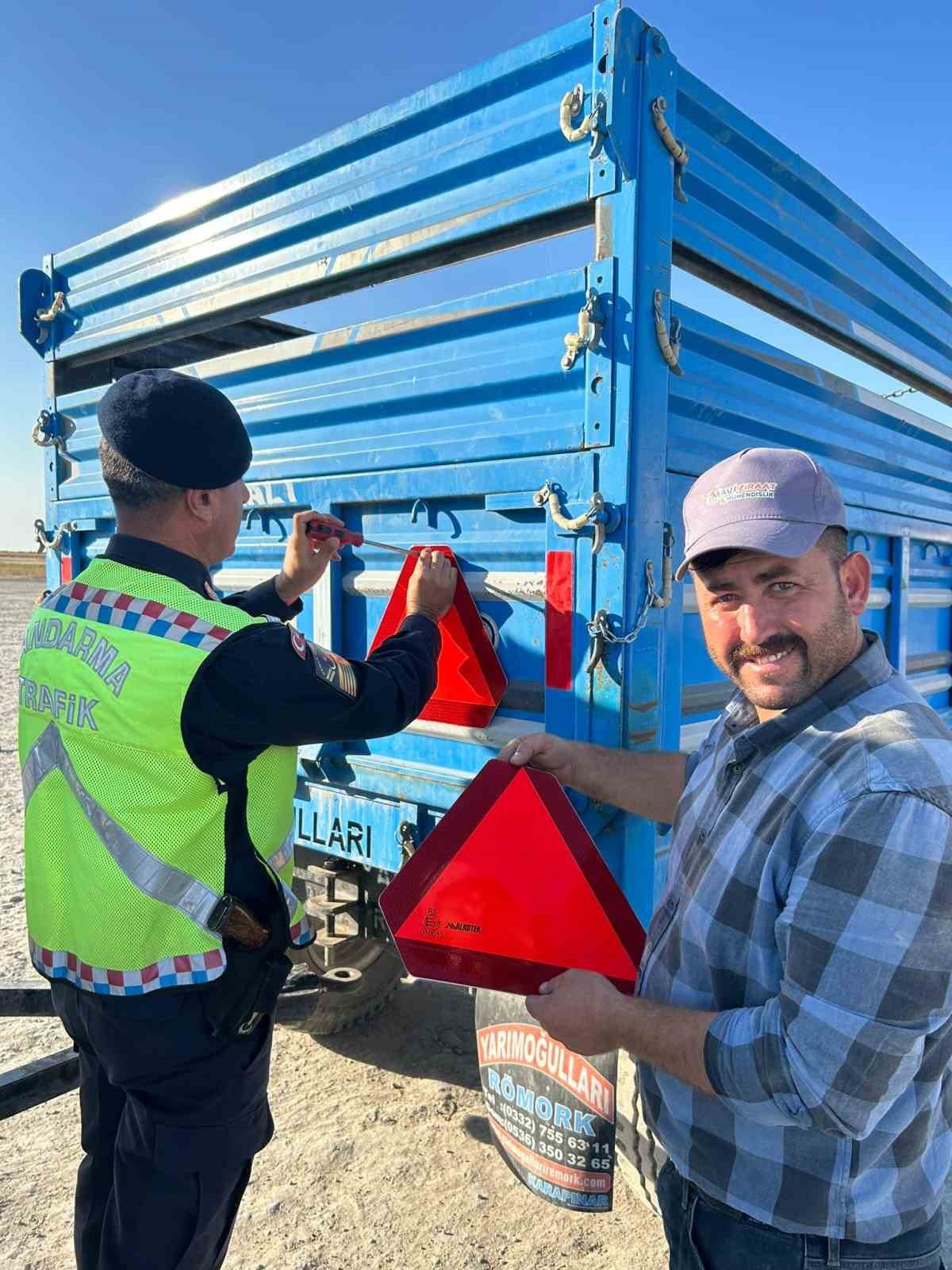 Karapınar’da jandarma trafik traktör römorklarına üçgen reflektör taktı