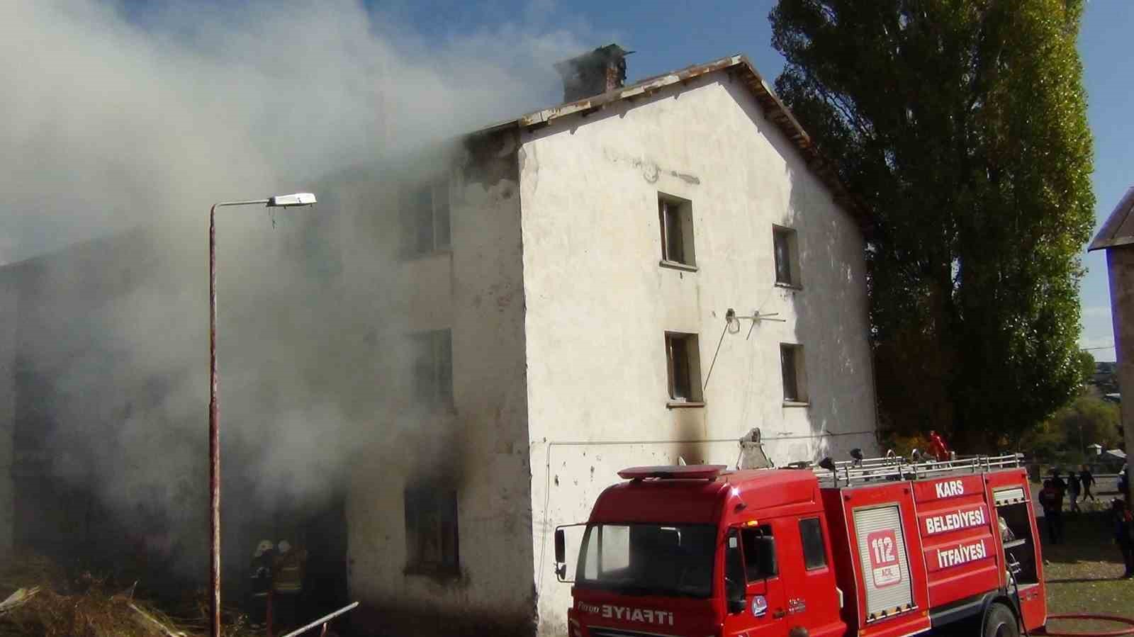 Kars’ta Afganların kaldığı lojman yandı