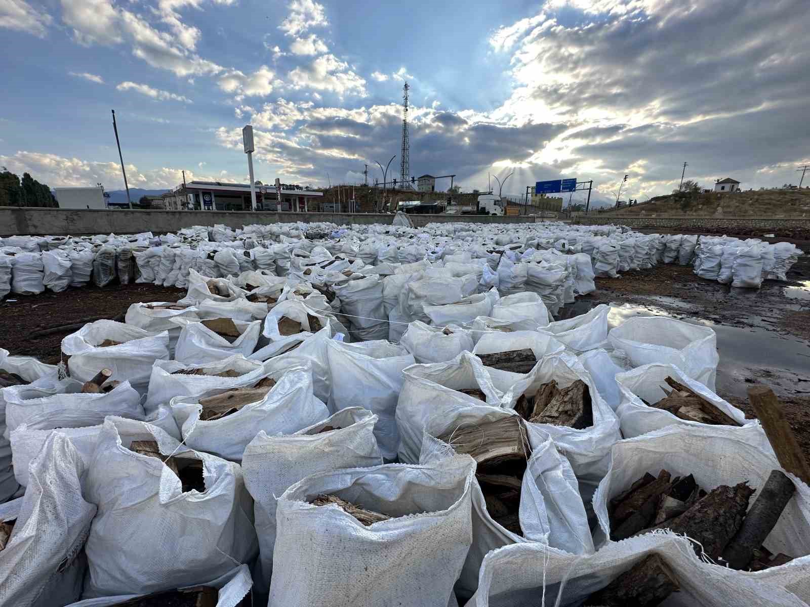 Yüksekova’da oduncuların kış hazırlığı sürüyor