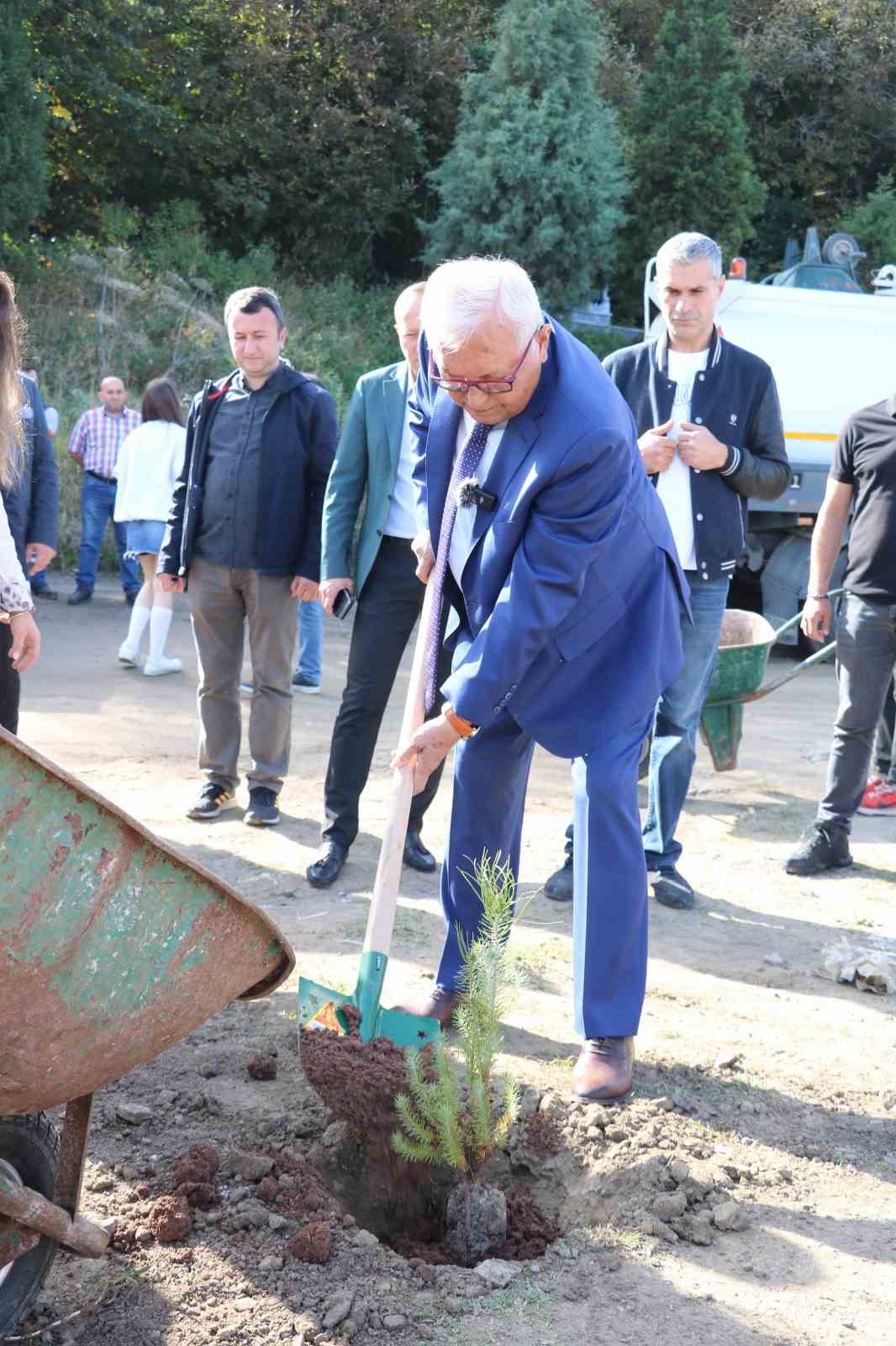 Cumhuriyet&rsquo;in 100. yılını fidan dikerek kutladılar
