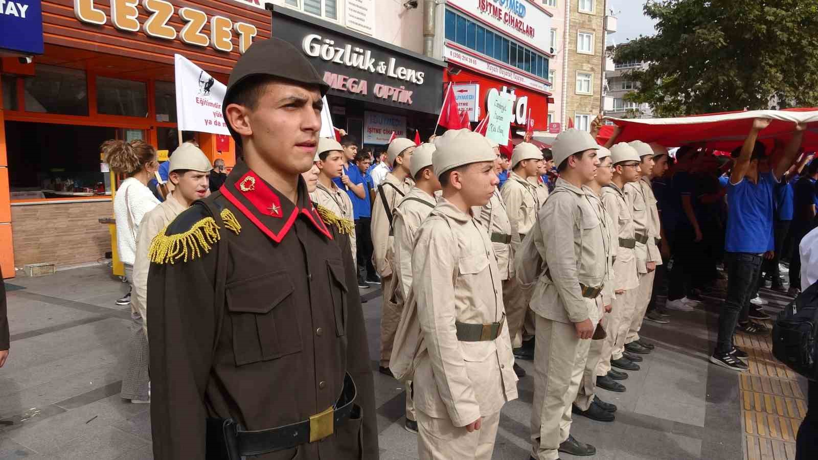 Cumhuriyet&rsquo;in 100. yılında &rsquo;Onbeşliler&rsquo; kıyafetleriyle y&uuml;r&uuml;d&uuml;ler
