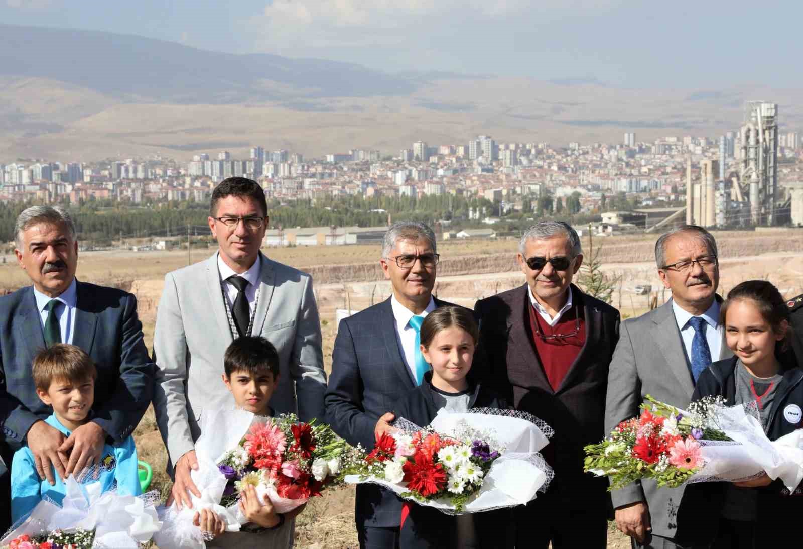 Cumhuriyet&rsquo;in 100. Yılında 100 Fidan Toprakla Buluştu
