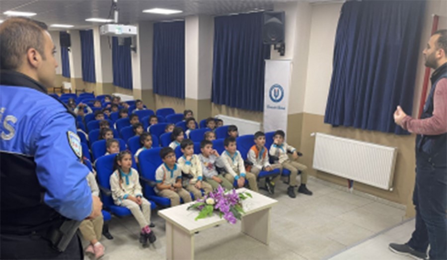 Kars’ta polis öğrencileri bilgilendiriyor