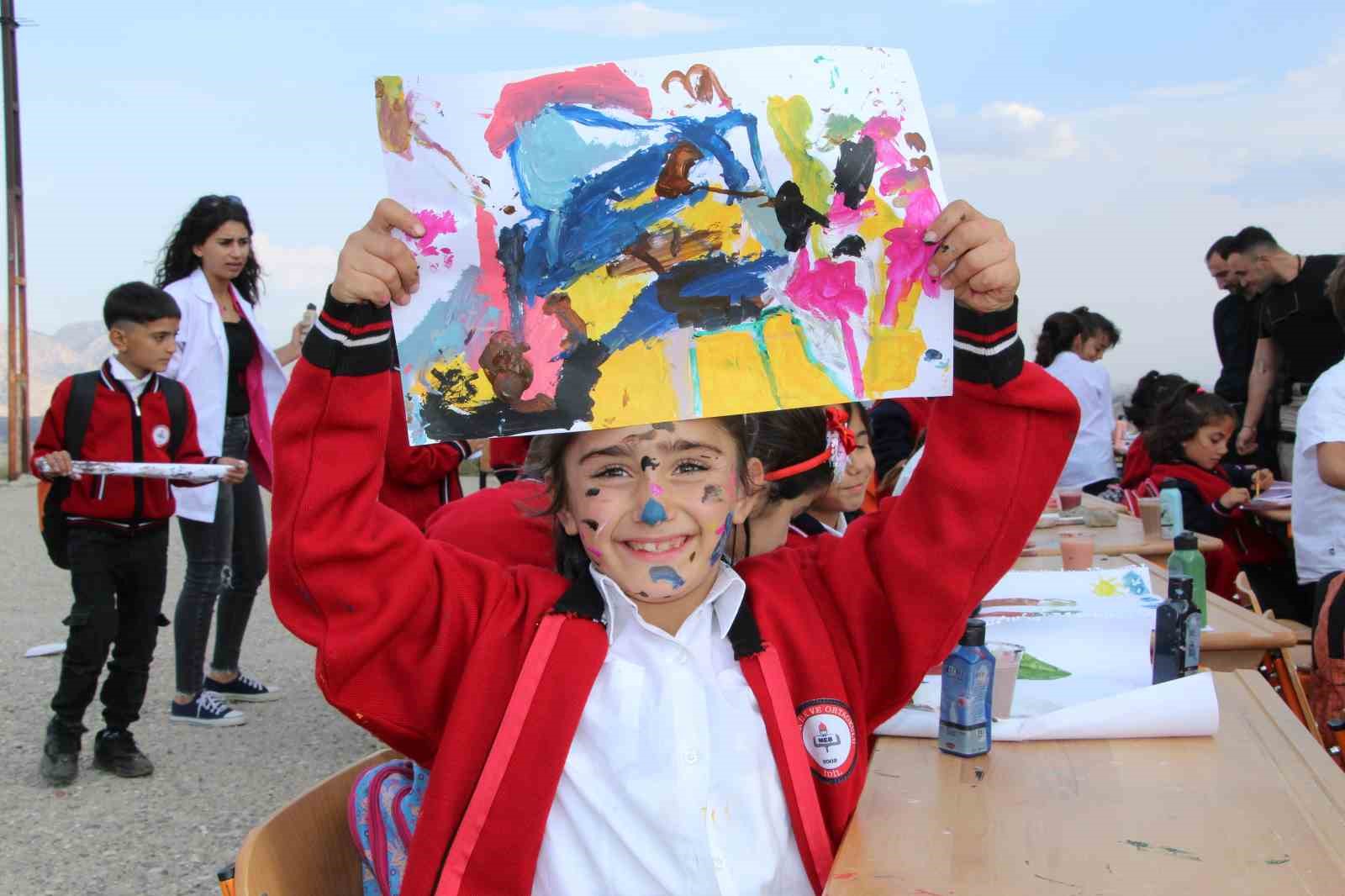 Gen&ccedil; ressam dezavantajlı &ccedil;ocuklar i&ccedil;in y&uuml;zlerce kilometre yol kat etti
