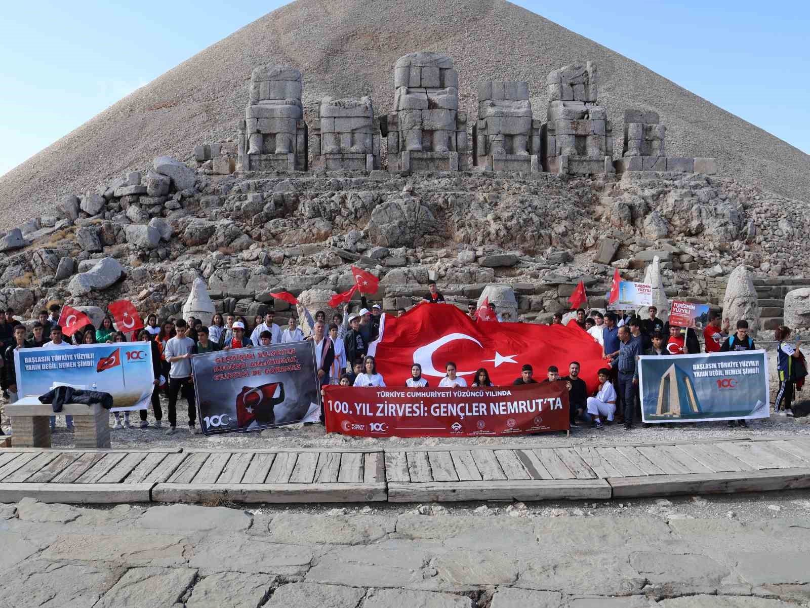 Cumhuriyetin 100. yılında 100 genç Nemrut Dağı’nda